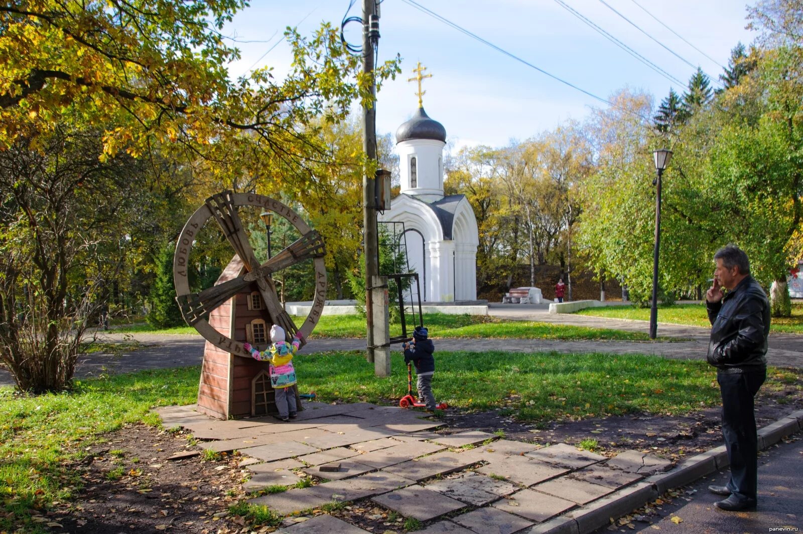 Вологда погулять. Сквер на Соборной Горке Вологда. Памятник на Соборной Горке в Вологде. Арт объекты Вологды мельница. Кремлевский сад Вологда горка.