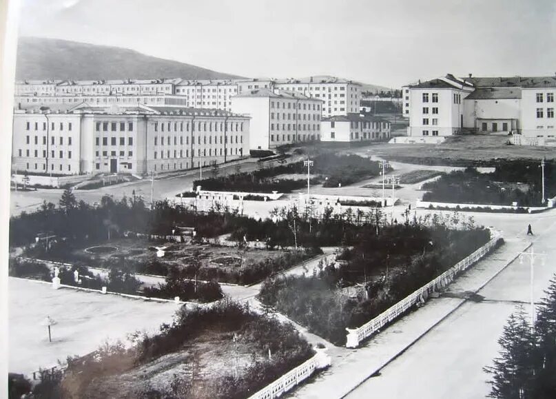 Магадан какого класса. Магадан площадь горького. магадан 1929 год. магадан 50-е годы.