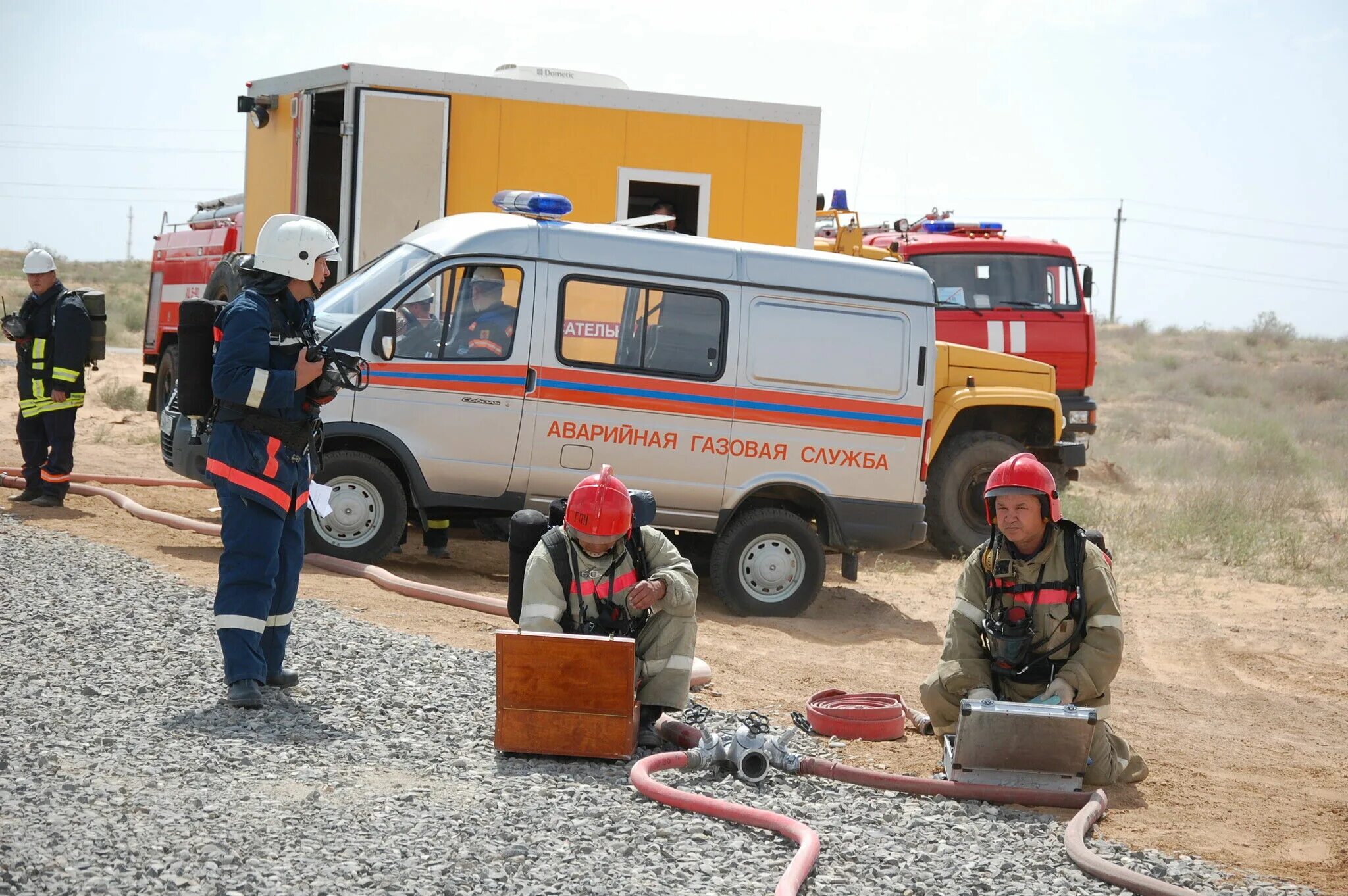 Аварийная черкесск. Газовая служба. Аварийная служба газа. Газовая служба фото. Аварийная бригада газовой службы.