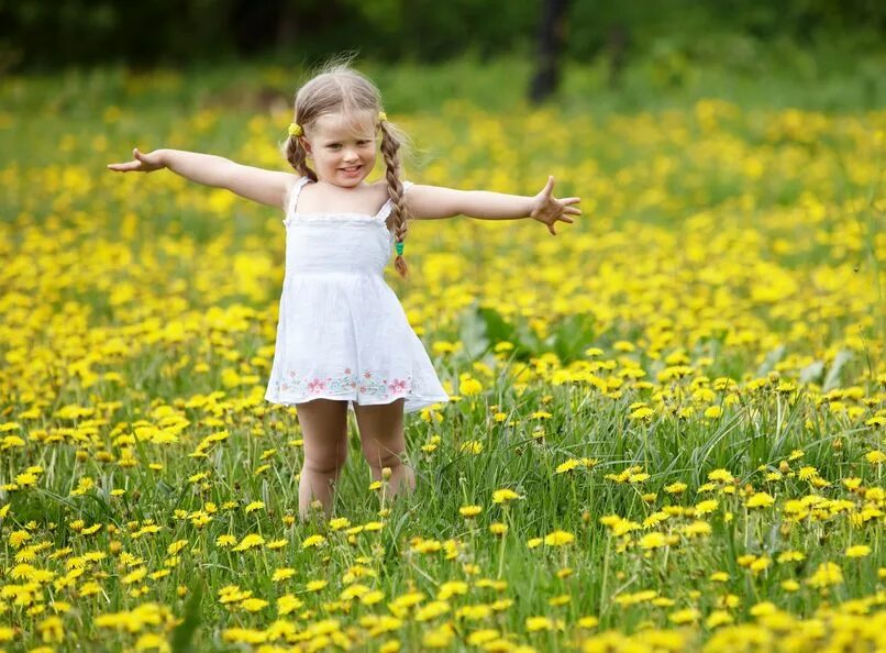 Счастливая девочка. Фотосессия в одуванчиках. Девочка бежит. Маленькая девочка на лугу.