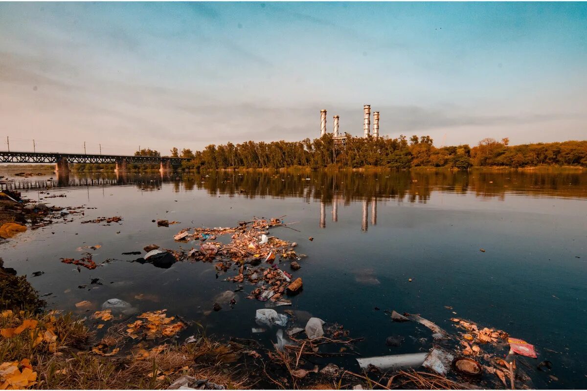 Загрязнённая река завод. Загрязнённые водоёмы Омск. Загрязнённый водоём Челябинск. Река Свирь загрязнена.