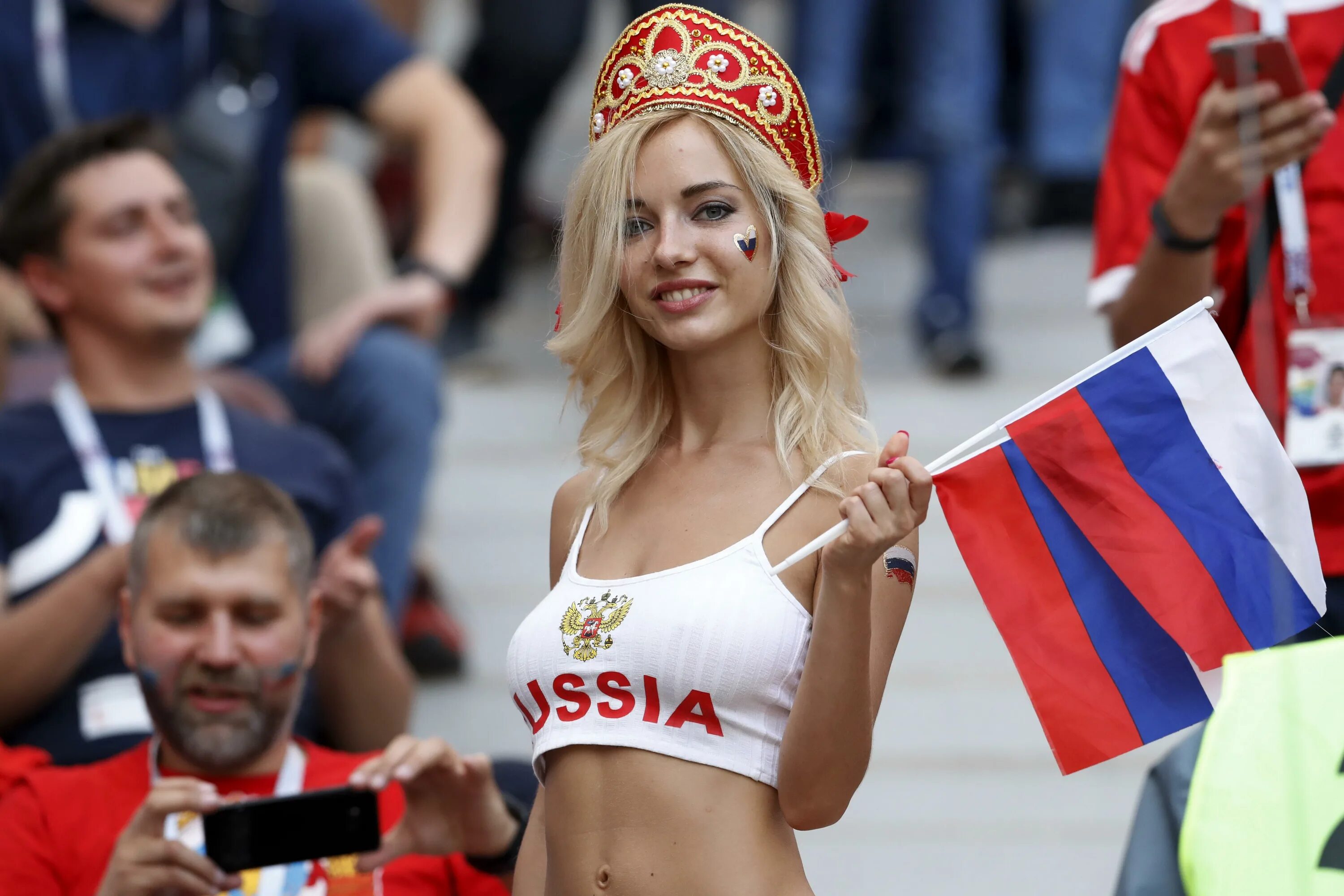 Болельщица давалка отжигает посреди поля. Болельщица давалка отжигает посреди поля