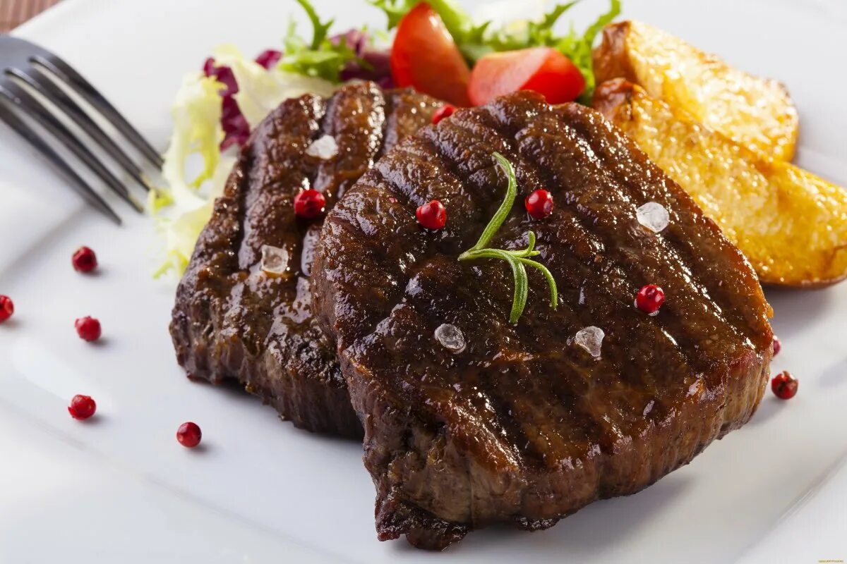 Блюда из мяса продукты. Стейк. блюда из мяса. красивый стейк. стейк из говядины ~ 250г.