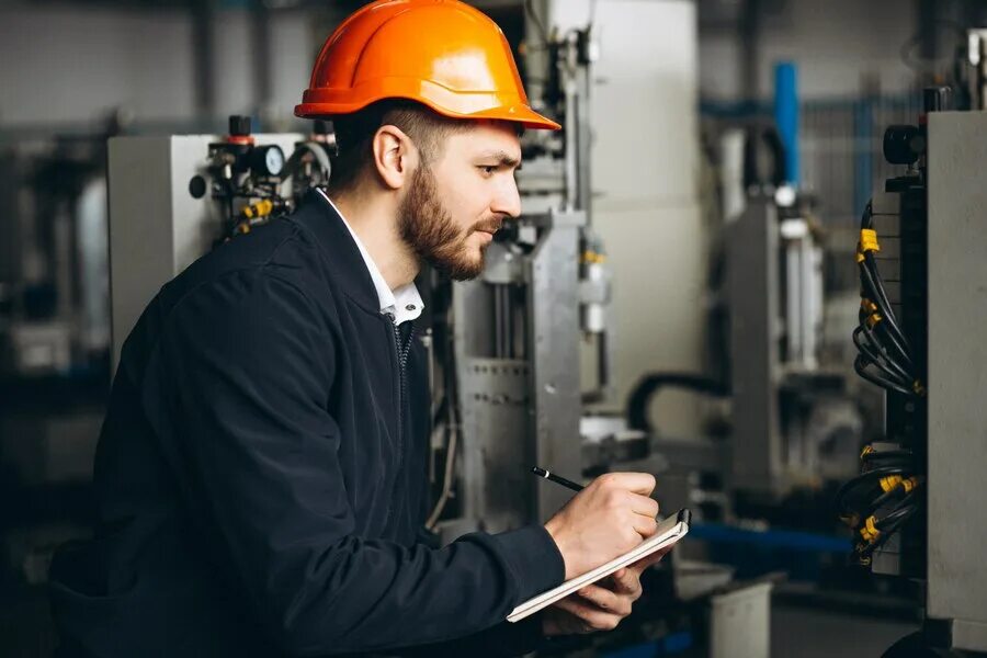 Инженер на заводе. Завод люди рабочие. Второй человек на заводе. Рабочий на заводе. Мужчина и женщина на производстве.