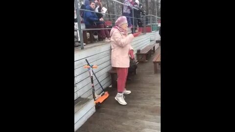 Бабушка танцует на улице