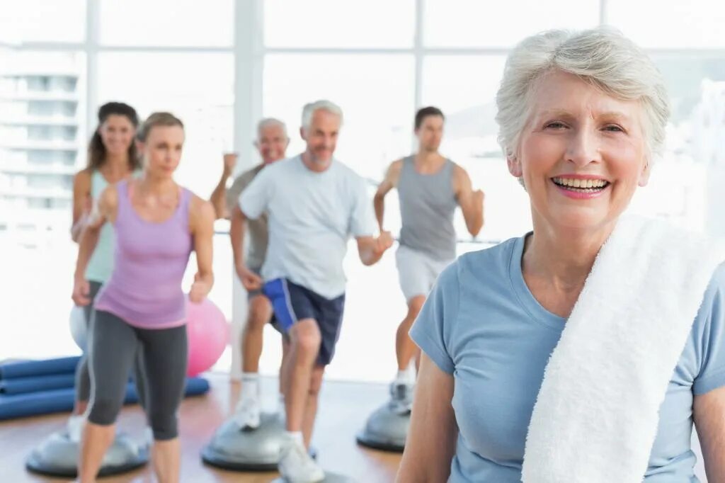 Фитнес для пожилых. Спортивные люди. Спортивные пожилые люди. Пожилые люди занимаются спортом. Физические нагрузки после 50