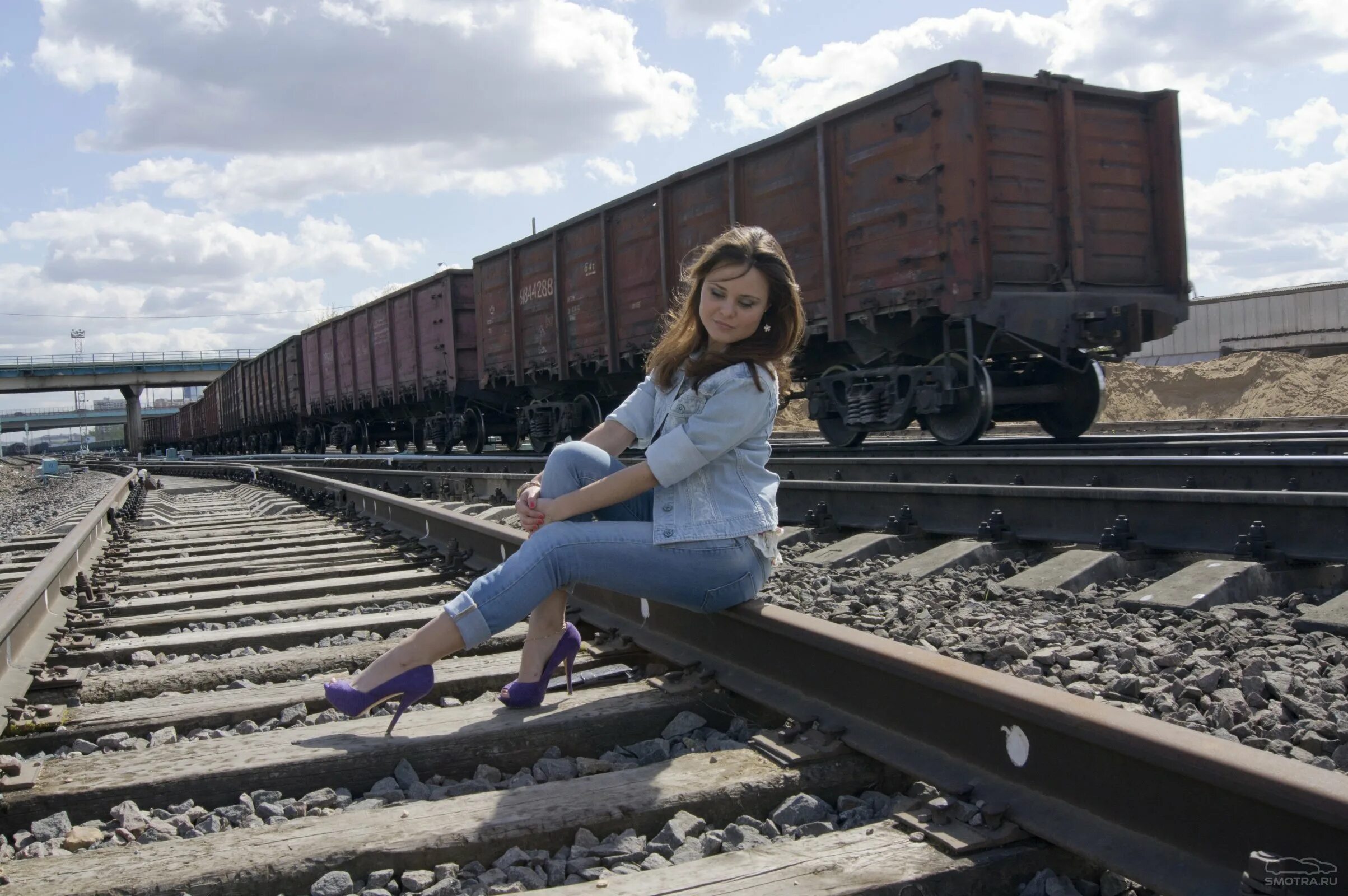 Женщины на железной дороге. Девушка на рельсах. Фотосессия на рельсах. Девочка на рельсах.