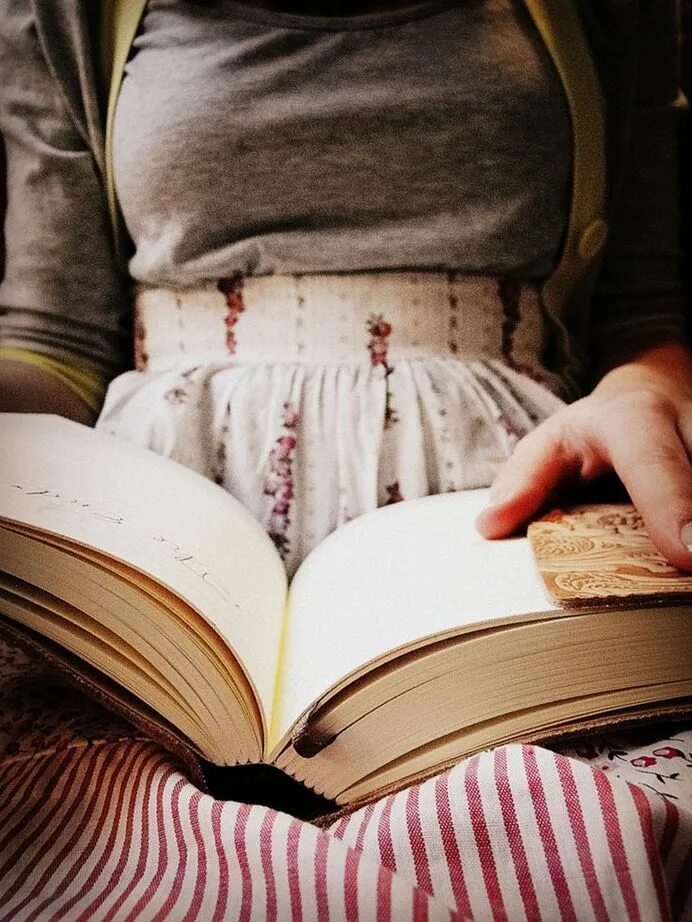 Читать книгу девушка без. Чтение книг. девушка с книгой. читает книгу. чтение красиво.