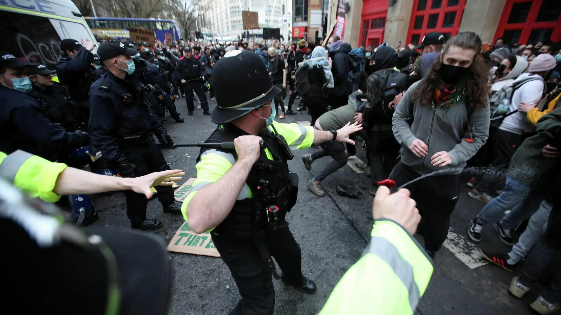 Митинги в Великобритании. Дубинка английских полицейских. Митинг беспорядки
