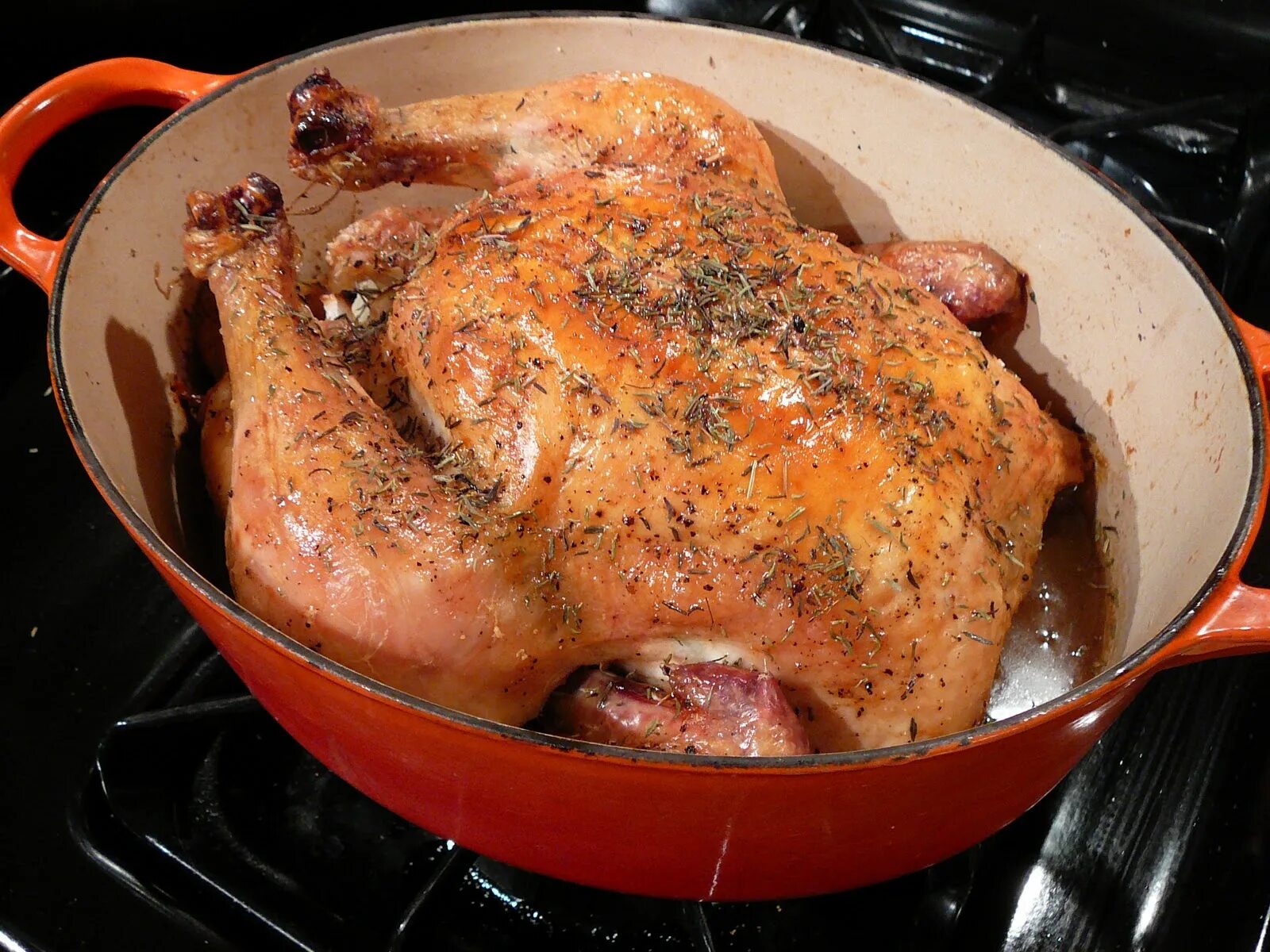 Можно запекать глину в духовке. Курица в глиняной посуде в духовке. Горшок для запекания в духовке. Запеченная курица в микроволновке.