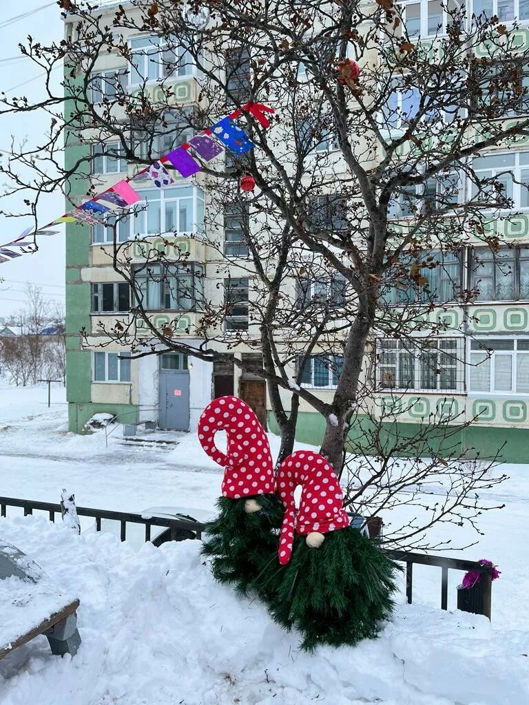 Домик 65 оха. Арт объект во дворе. город снеговиков. лучший зимний двор. оха зима.