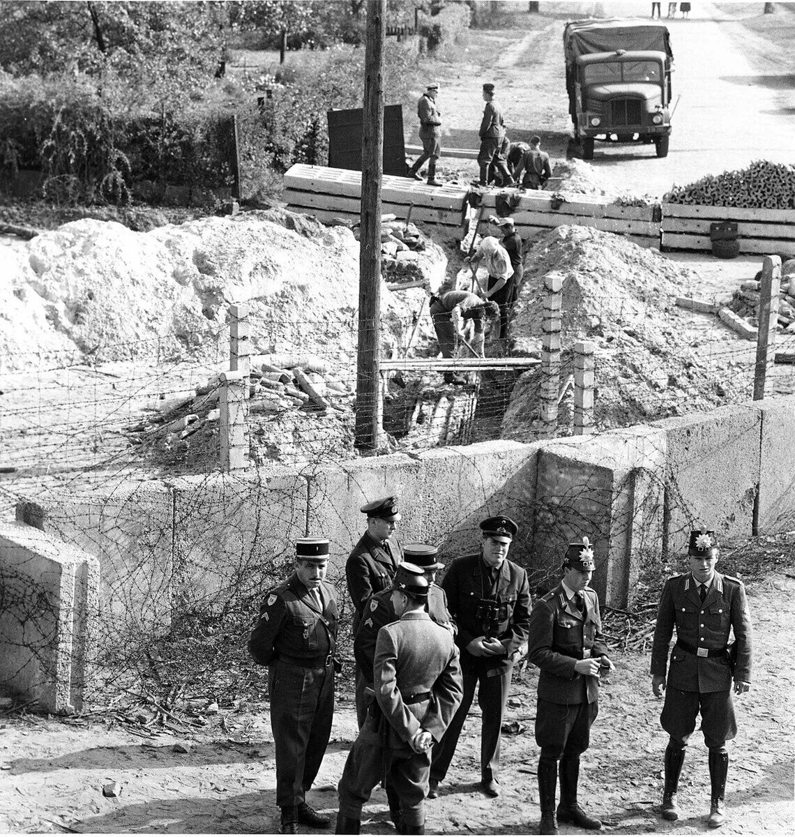 Берлинская стена возведена год. Сооружение берлинской стены 1961. 13 августа 1961 возведение берлинской стены. стена в берлине 1961. строительство берлинской стены 1961.