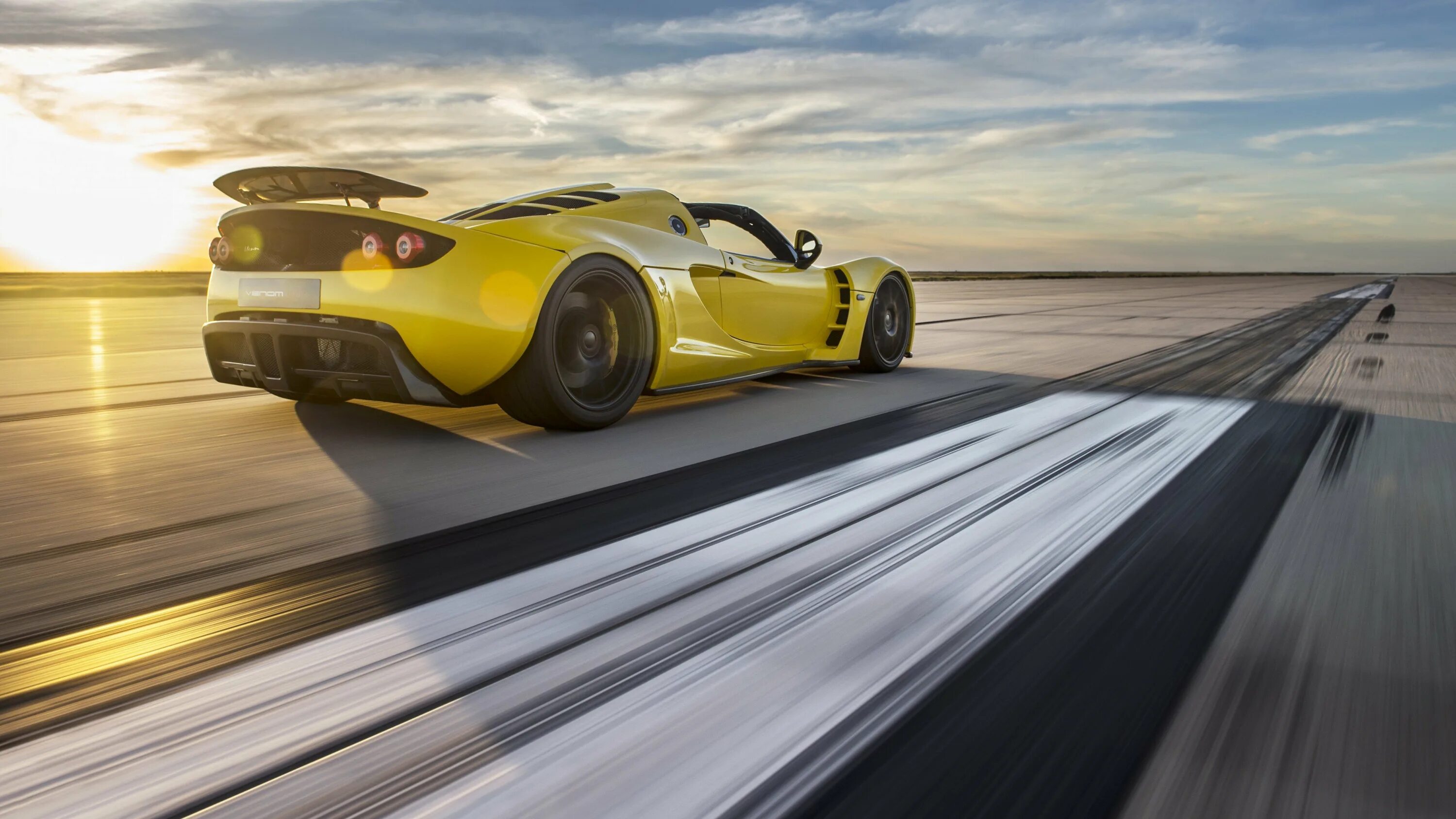 Свободное ускорение машины. Hennessey Venom gt 2020. Машина Hennessey Venom gt. Суперкар Хеннесси Веном. Веном ГТ Спайдер.