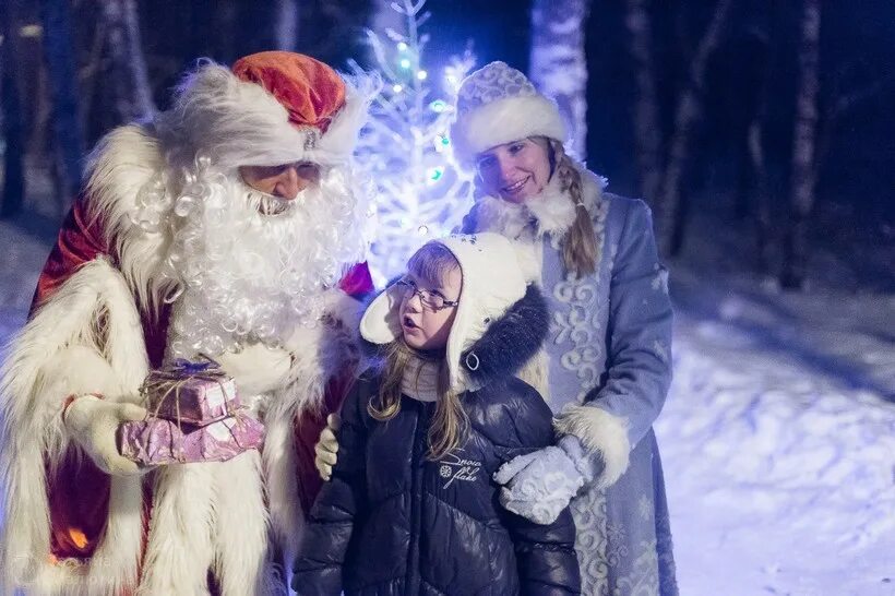 Настоящий дед мороз. Современный дед мороз. Йоулупукки и дед мороз встреча. Заимка деда мороза красноярск. Встреча деда мороза с животными.