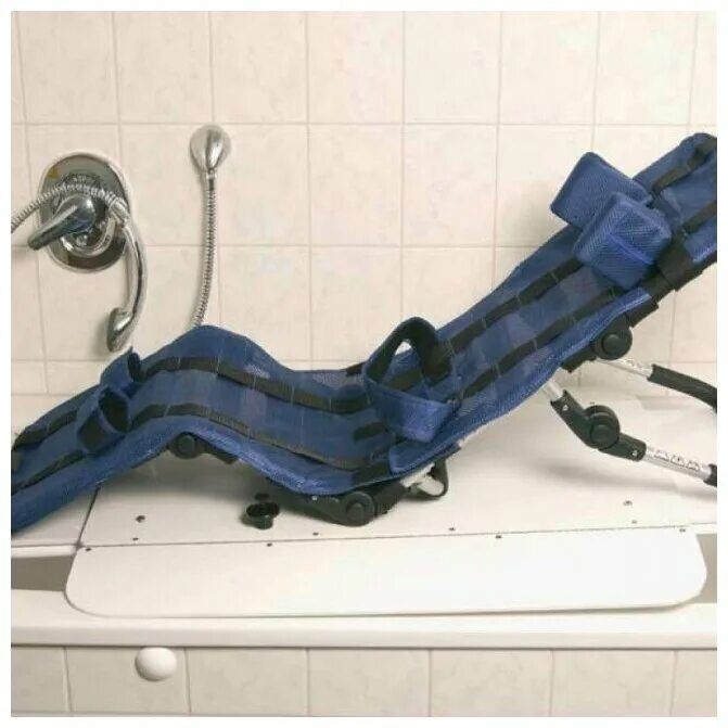 Коляска для купания инвалидов в море. Подставка для купания отто бокк робби. Купать инвалида. Купать инвалида. Кресло для купания для детей с дцп.