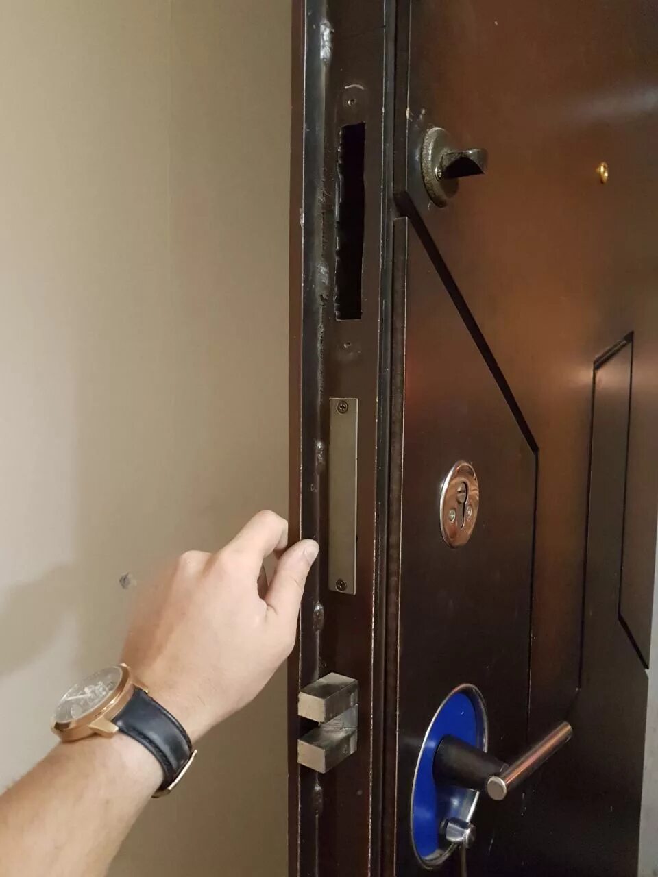 Замки для входных металлических дверей SUPERLOCK. Врезка замка во входную дверь. Врезка замка металлическую. Крепление замка в металлической двери.