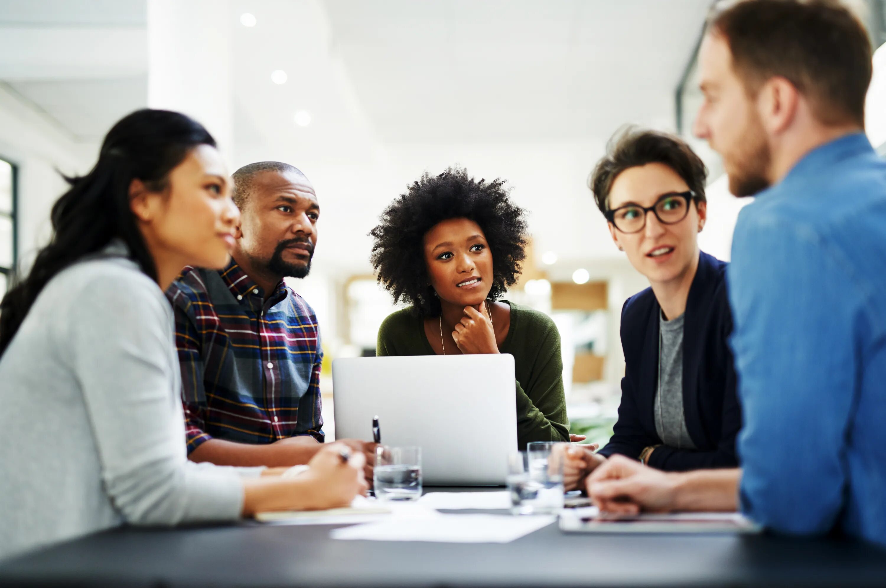 Some people started. Межкультурное общение. Business. Африканский менеджмент. Общение фото для презентации.
