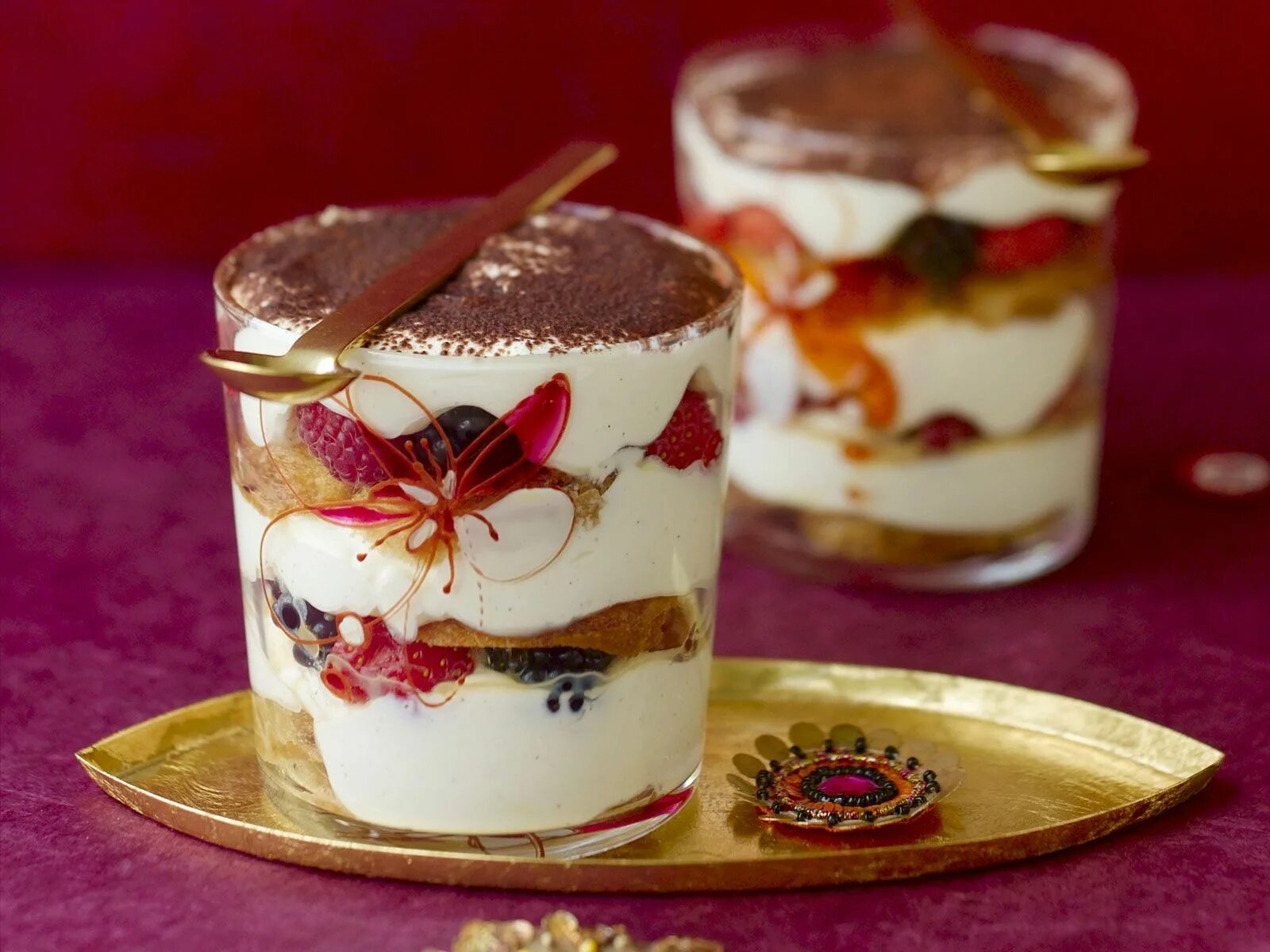 Трайфл тирамису в стаканчиках. Десерты в стаканчиках простые рецепты. Трайфлы тирамису в стаканчиках. Трайфлы манго-маракуйя. Трайфл клубничный мусс.