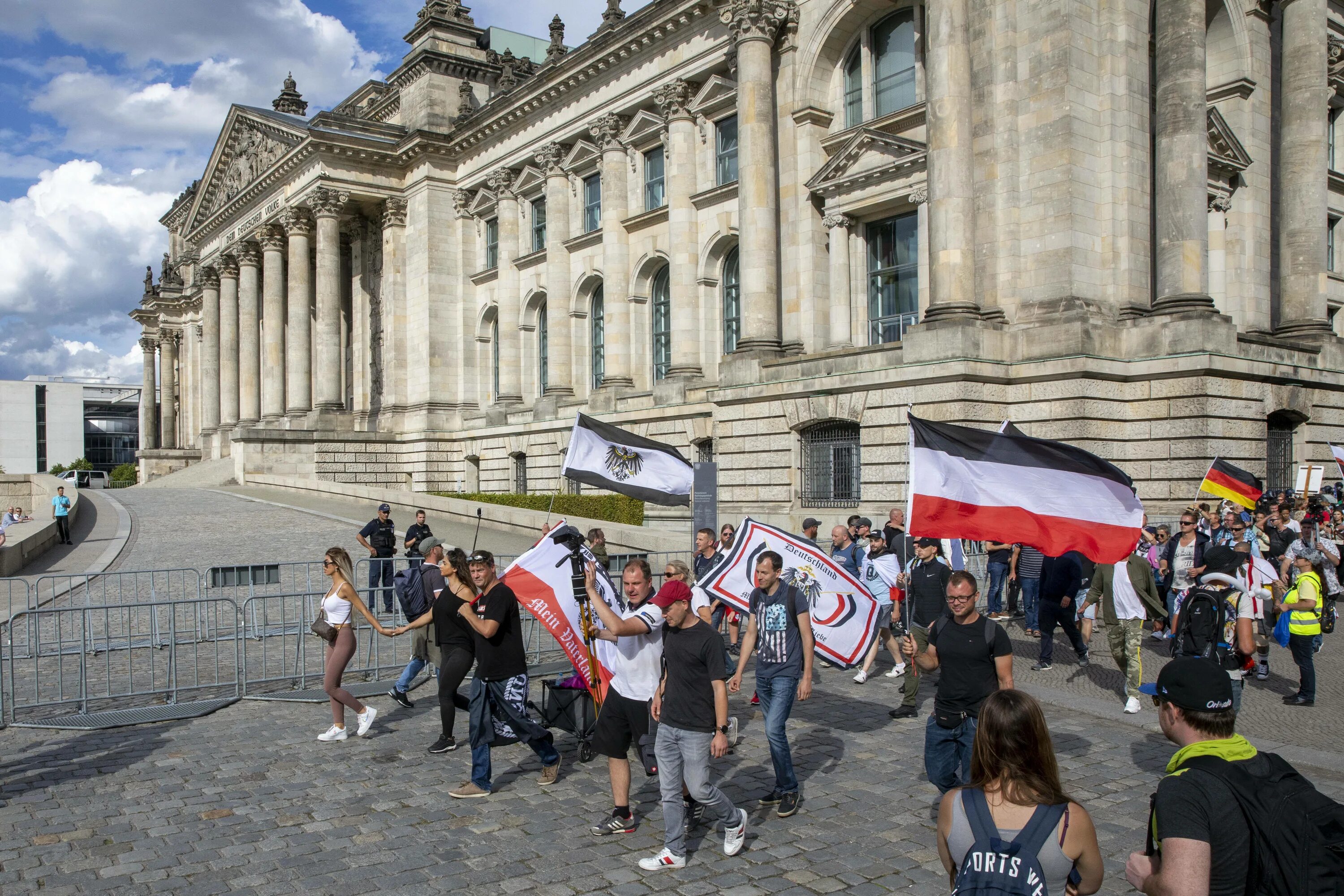 В германии 10 человек. Рейхстаг в Берлине. Берлин протесты Бундестаг. Берлин Германская Империя. Митинг у Бундестаг Германия Берлин.