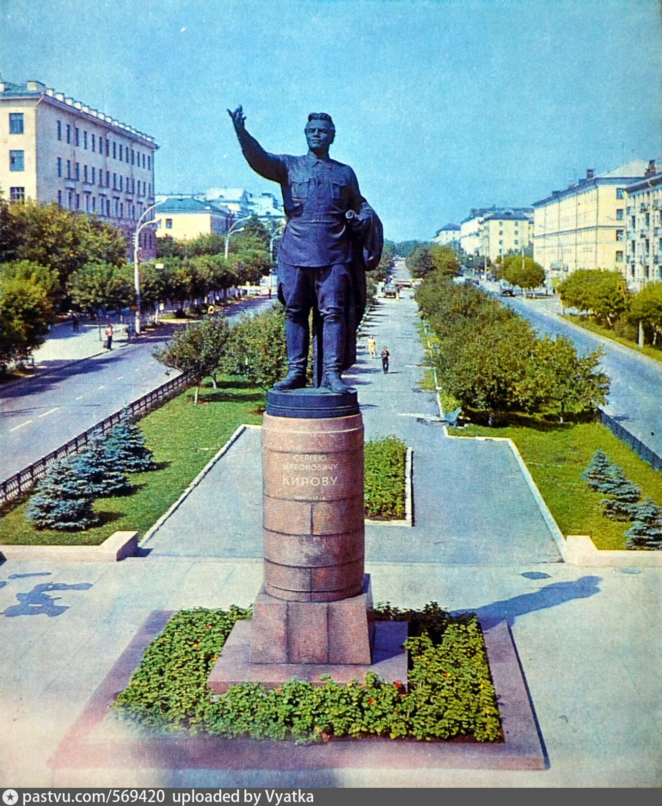 Памятник кирову на октябрьском проспекте. Памятник с. Октябрьский проспект памятник. Памятник кирову в кирове у цума. Памятник кирову на октябрьском проспекте киров.