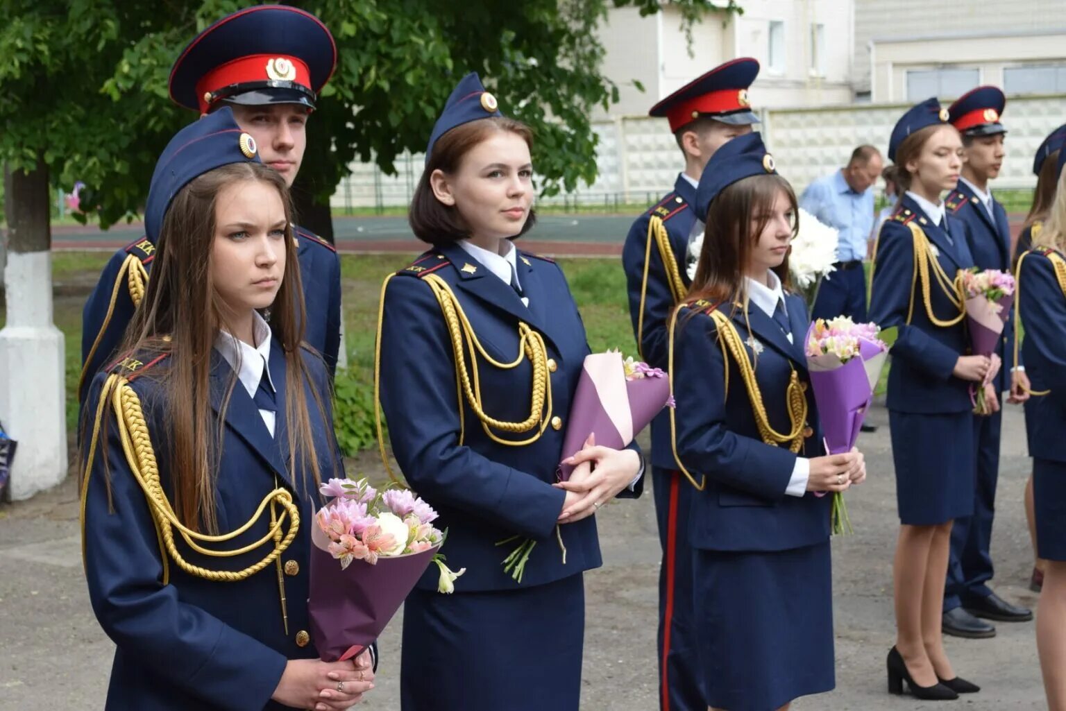 Была ли школьникам красота тургеневских. Школа 15 Ульяновск кадетский класс. Выпускник кадетского класса. Выпускной в кадетском классе. Выпускной в кадетской школе.