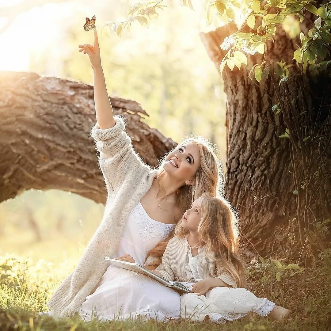 Mother daughter massage. Мама и дочка. Фотосессия мама и дочка. Фотосессия мама и малыш. Фотосессия мама и дочка на природе.