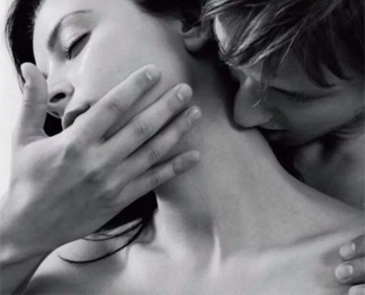 Поцелуй в шею. Страстные поцелуи. Поцелуй в шейку. Нежные ласки. Целует в шею.