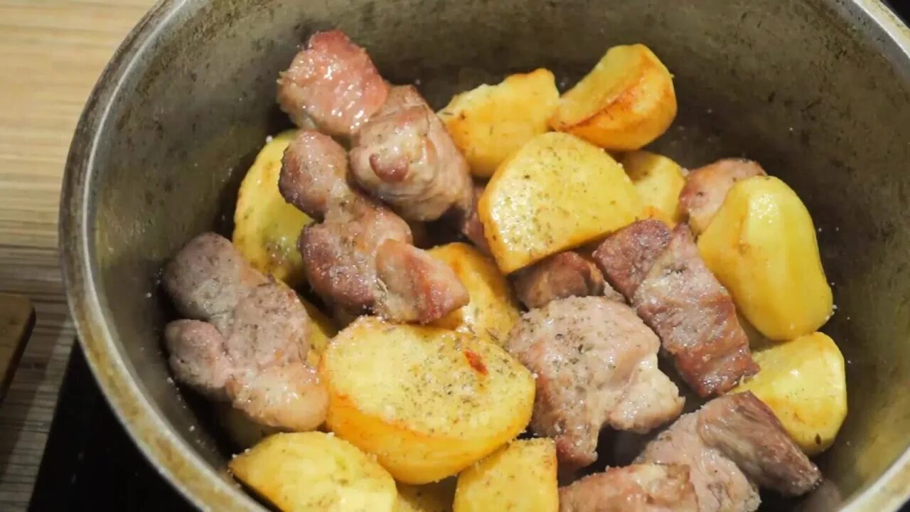 Мясо в казане с картошкой и овощами. Мясо в казане с картошкой и овощами