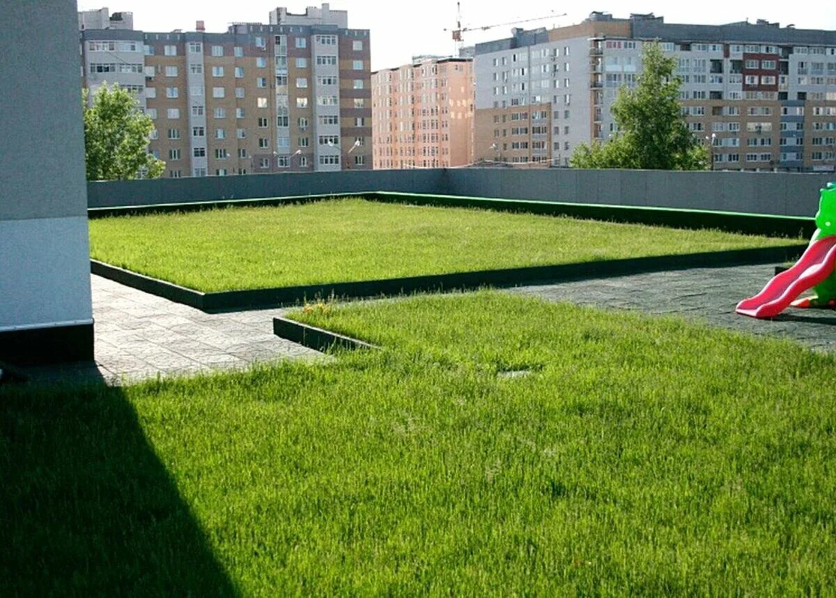 Грин-руф плоские кровли. Эксплуатируемая кровля нью йорк. Эксплуатируемая плоская кровля green roof. Руф гарден лондон контейнерное озеленение. Террасирование ландшафт модерн.