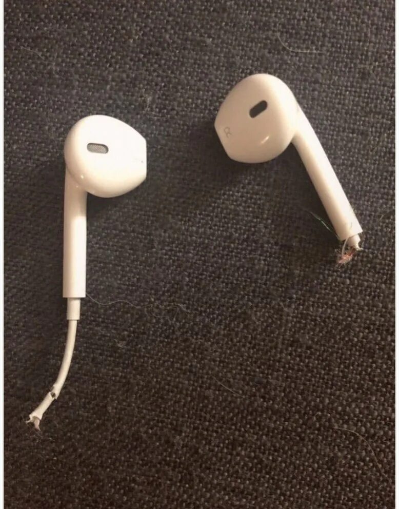 Наушники airpods играет тише. Айрподс 1. Айрподс 3. Наушники аирподс 3. Аирподсы 1 оригинал.