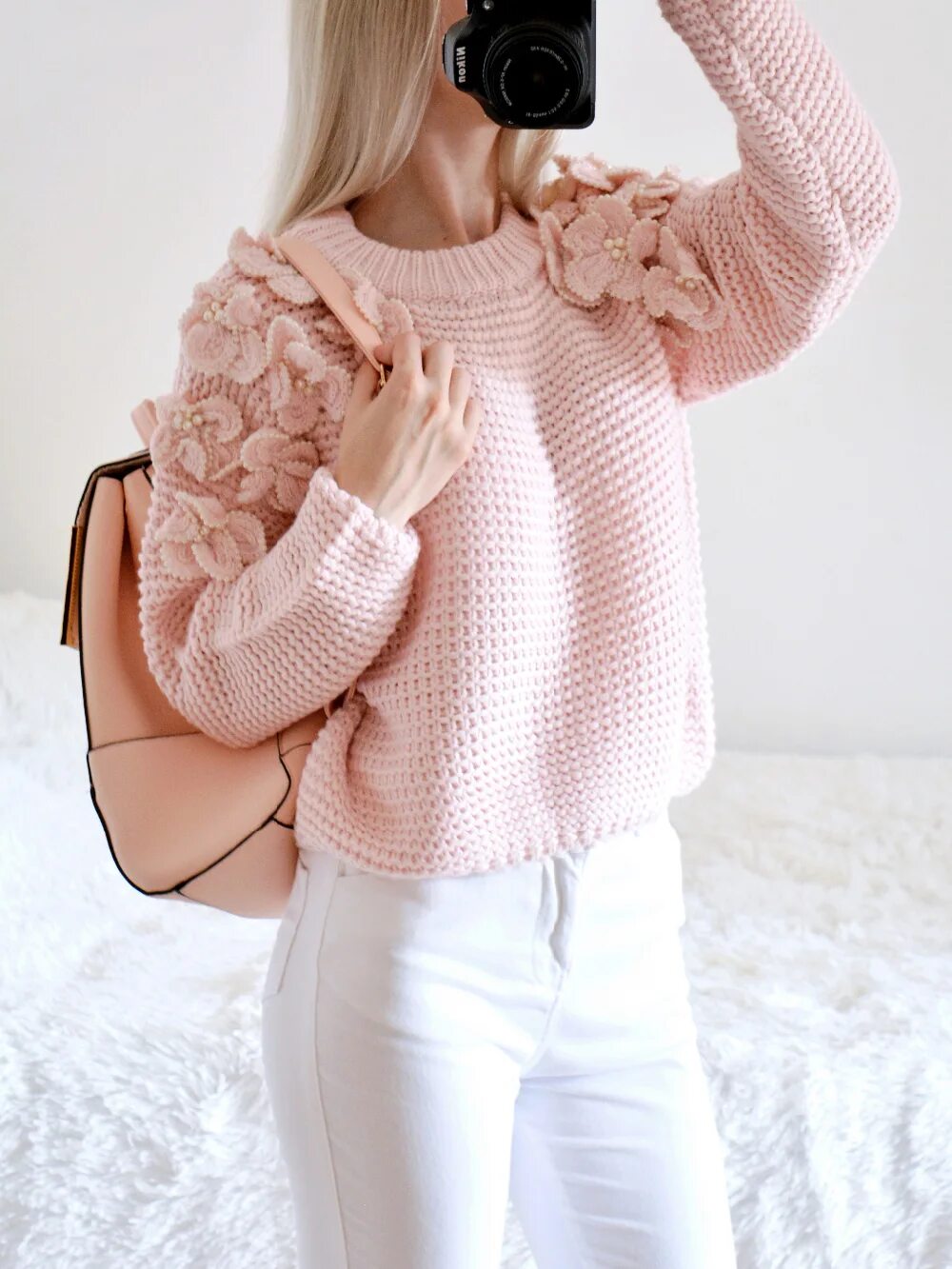 Бело розовый свитер