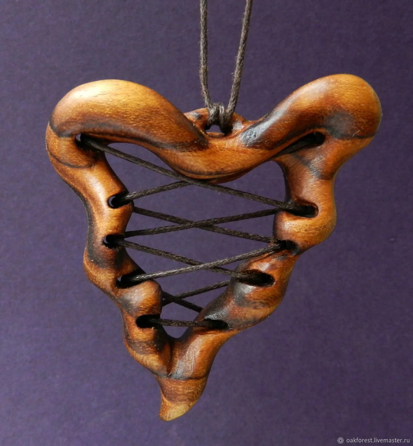 Сердце твое двулико. Кулон из дерева. Необычные кулоны из дерева. Кулоны авторские из дерева. Необычная подвеска из дерева.