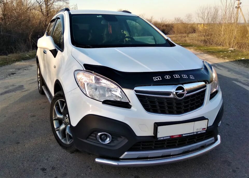 Капот опель мокка. Дефлектор капота Opel Mokka. Opel Mokka 2014 Tuning. Дефлектор капота Opel Mokka (2012-2016. Мухобойка на Опель Мокка.