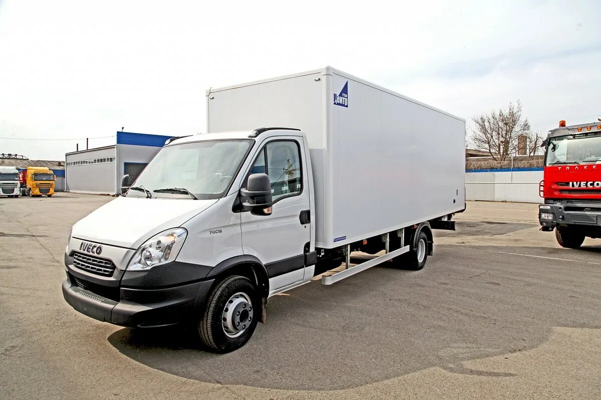 Легкий коммерческий москва. Ивеко 26 кубов. Iveco Daily 70. Ивеко Дейли будка. Коммерческий транспорт с будкой.