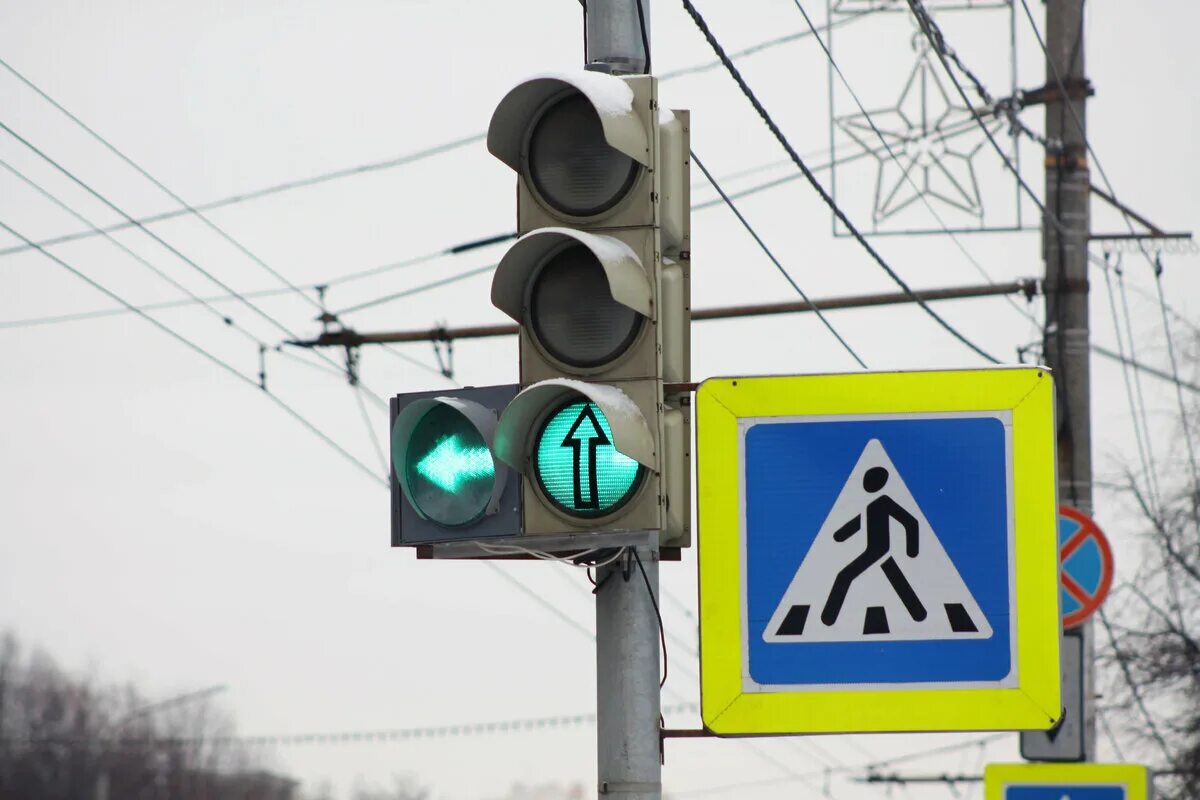 Дополнительная зеленая стрелка на светофоре налево. Светофор со стрелкой. Светофор стрелка налево. Светофор с доп секцией. Светофор с дополнительной секцией налево.