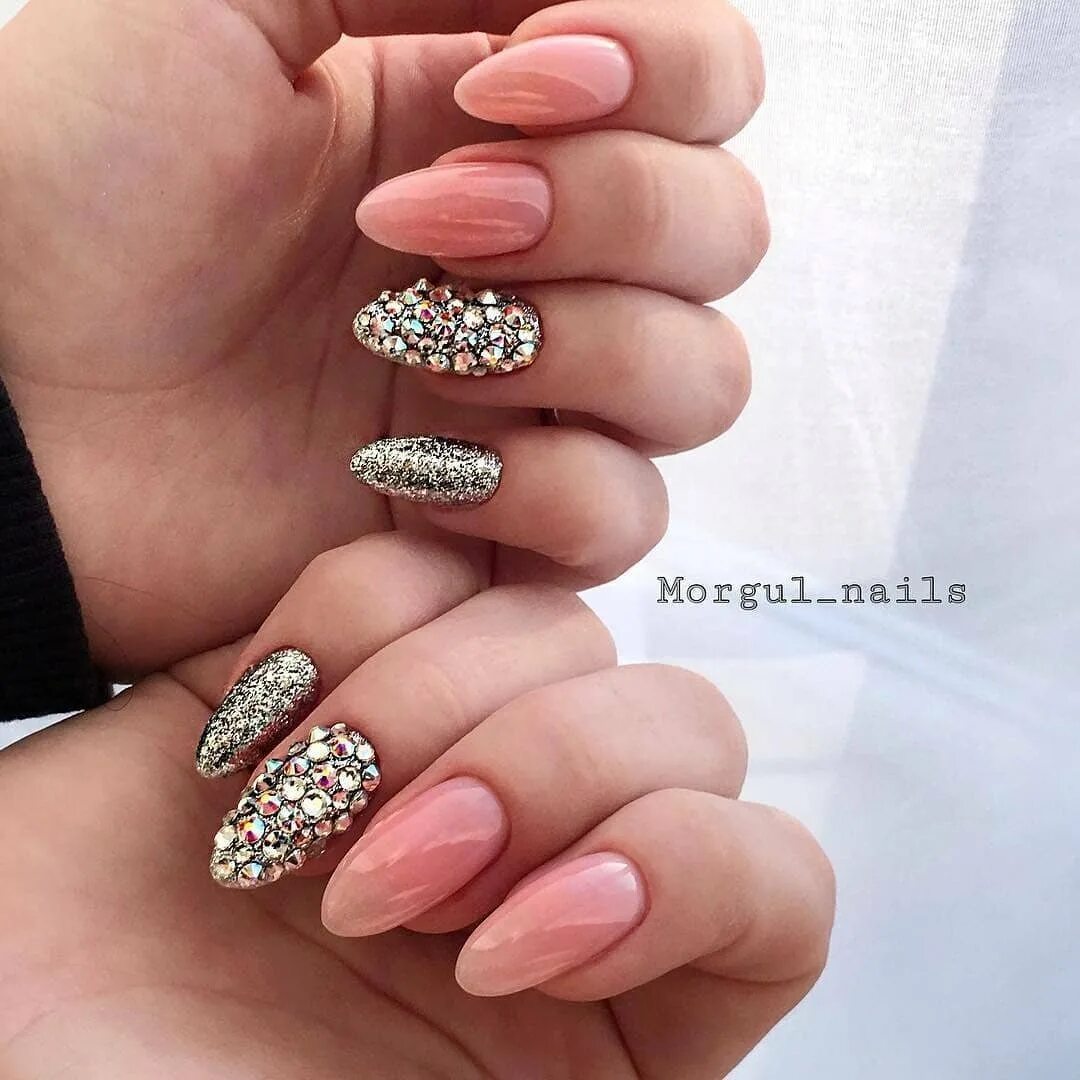 Нбд маникюр со стразами. Красивые ногти с камнями. Педикюр с блестками. Палец со стразами. Ногти с камушками.