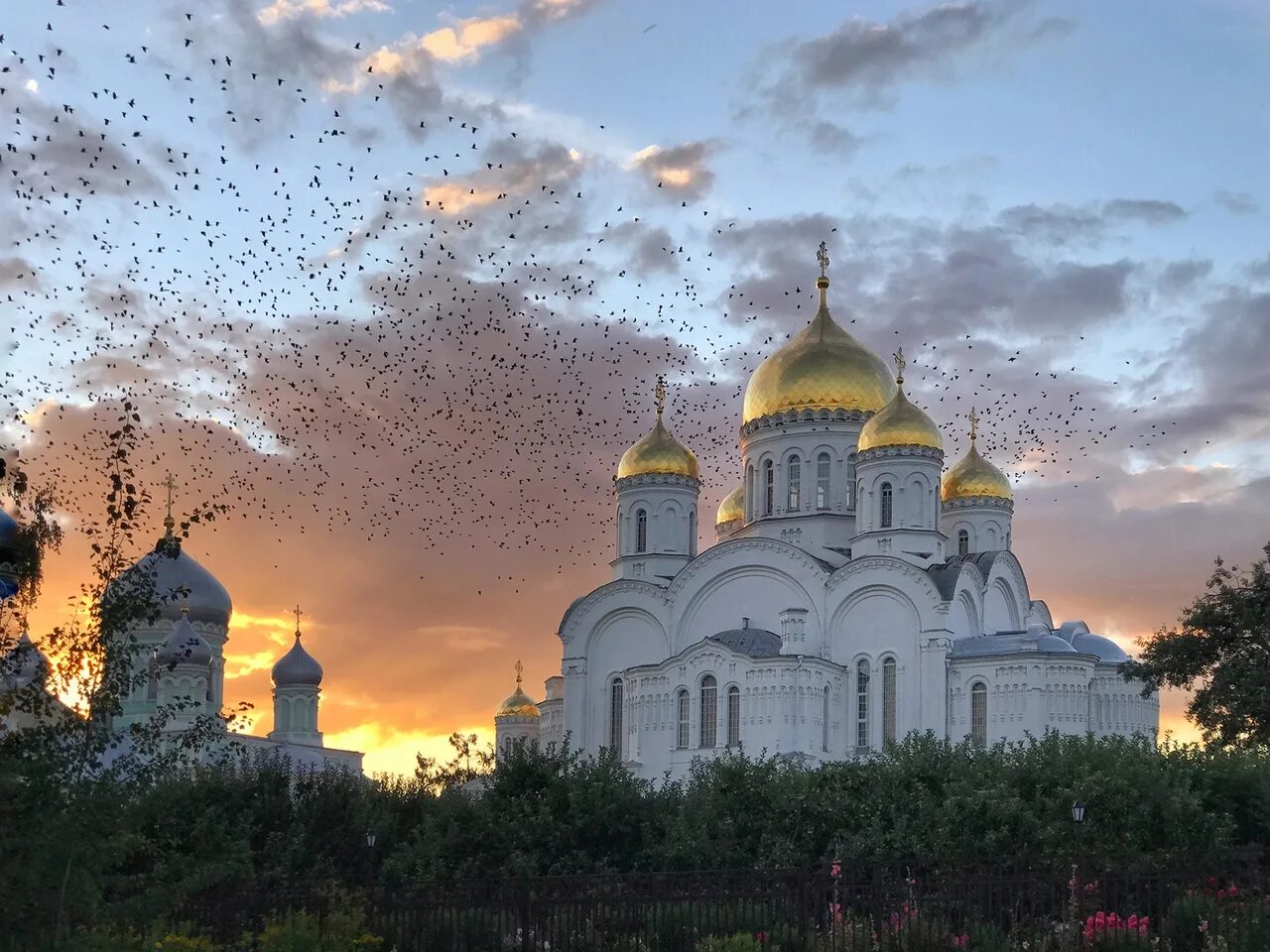 Погода в дивеево на неделю. Свято-Троицкий Серафимо-Дивеевский монастырь. Дивное Дивеево монастырь. Дивеево монастырь закат. Монастырь Дивеево Нижний Новгород.