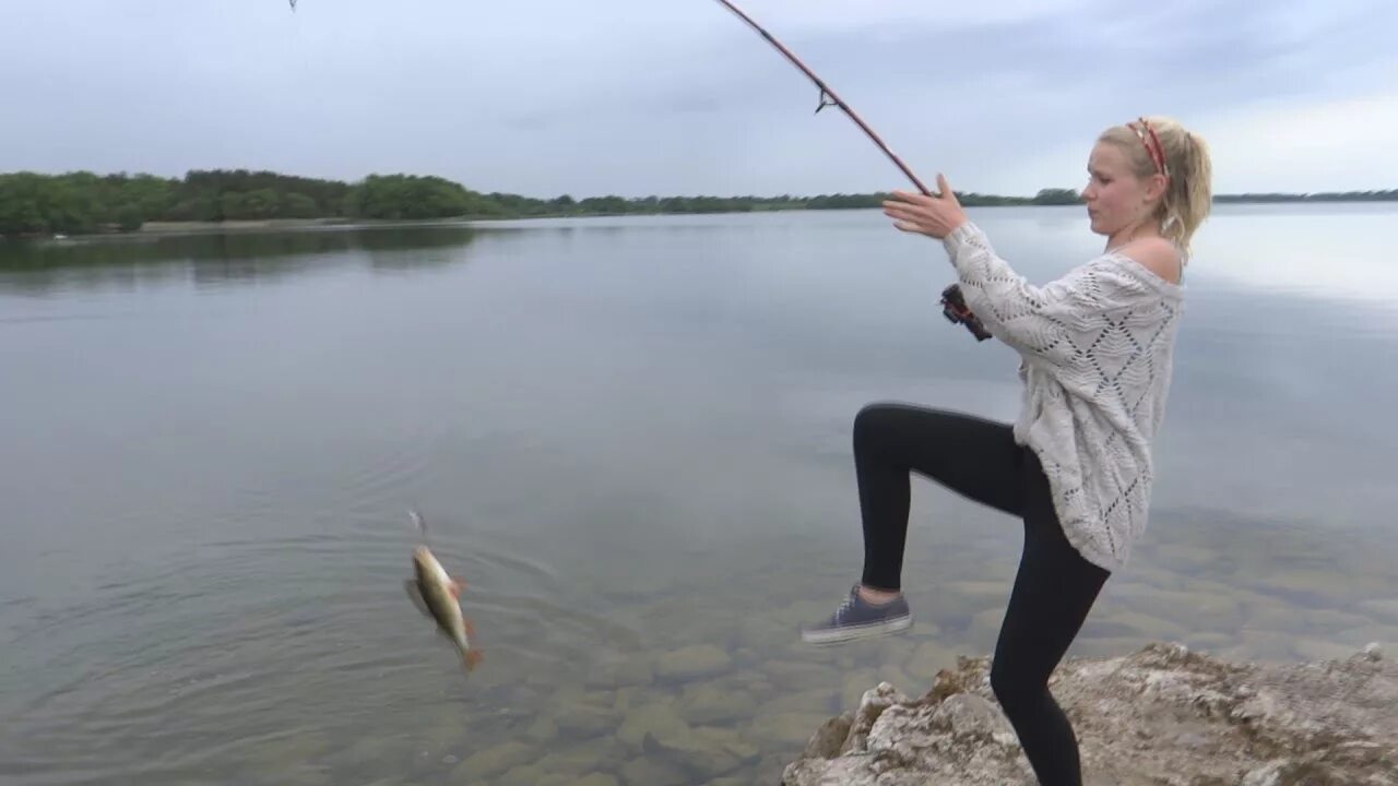 Ловлю на себе дам. Женщина ловит рыбу. Девушка рыбачит. Красивые девушки на рыбалке. Девочка ловит рыбу.