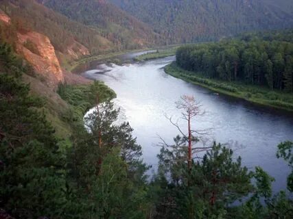 В него впадает извилистая речонка