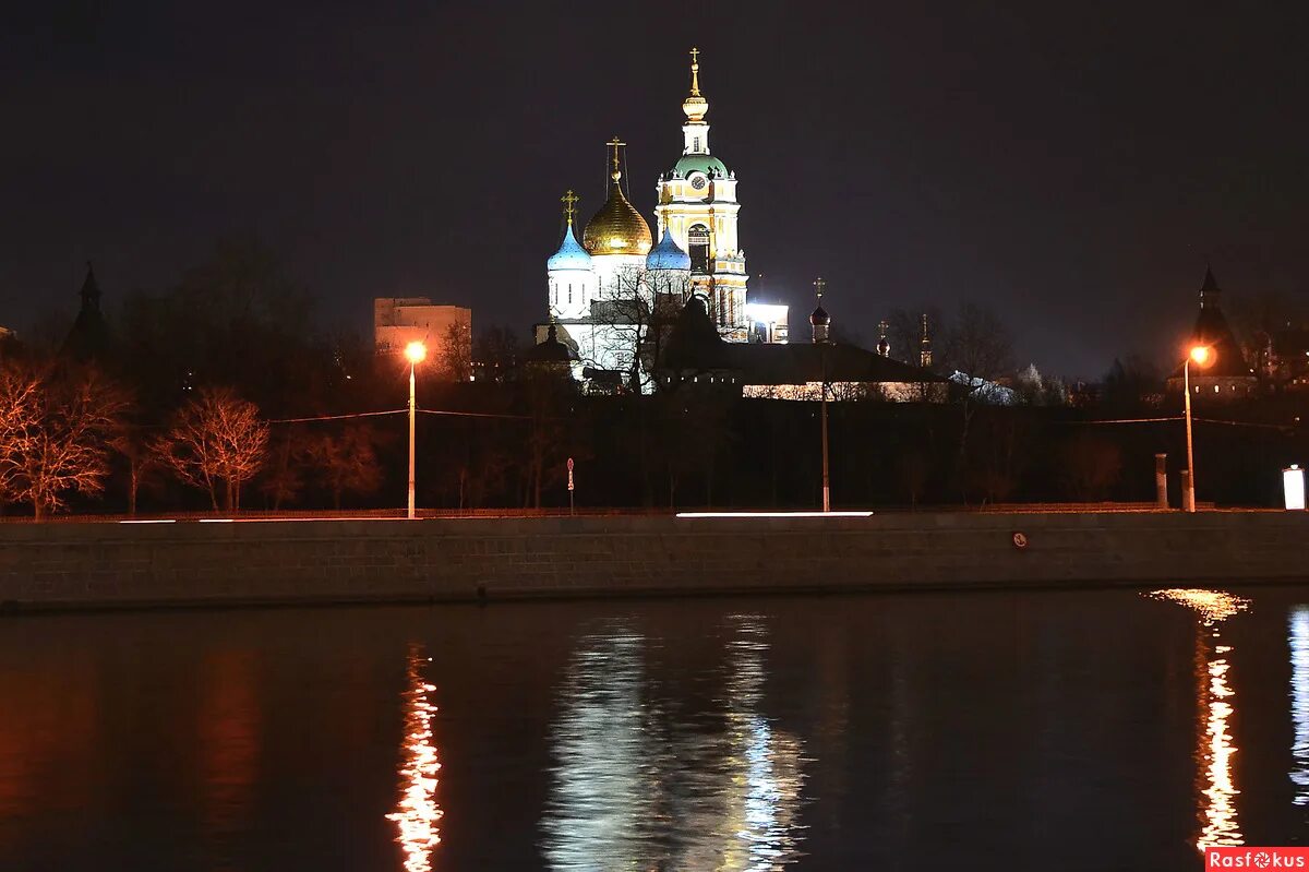 Ночной новодевичий монастырь. Новодевичий монастырь москва вечерний пейзаж. Новоспасский монастырь пермский край. Новодевичий монастырь в москве. Монастырь ночью.