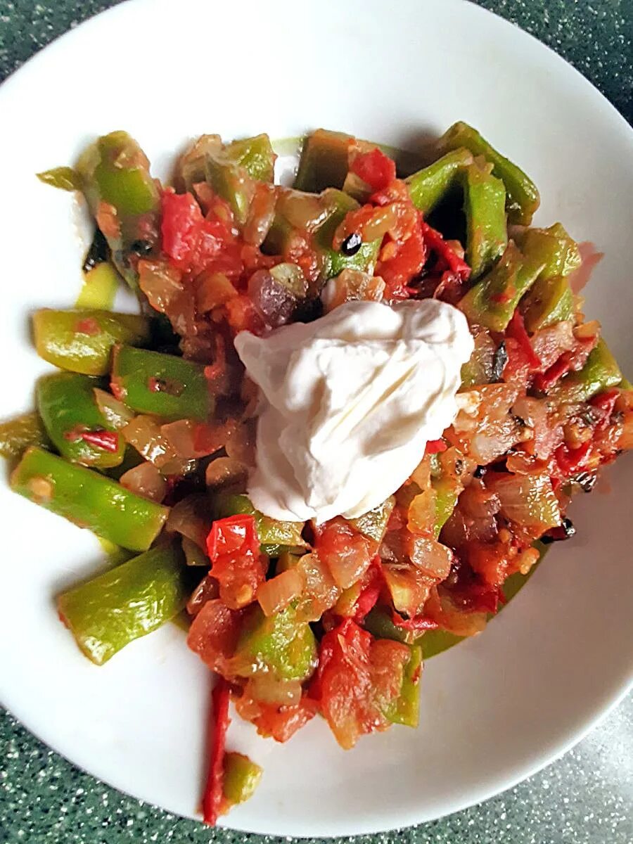 салат с фасолью и помидорами. салат с красной фасолью консервированной. салат с фасолью огурцом и помидором. салат с фасолью и перцем. овощной салат с фасолью.