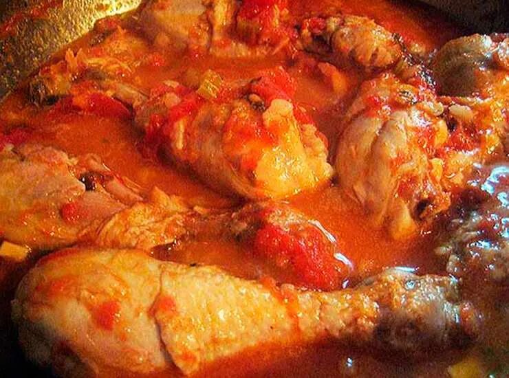 Курица в томате. Куриные голени в томатном соусе. Куриные ножки в томатном соусе. Тушёная курица на сковороде. Голени в томате с чесноком.
