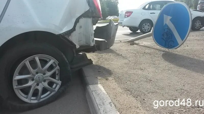 Истребитель сбил дорожный знак. Сбили дорожные знаки в Узловой. Водитель шкоды Кроншдатский бульвар. Сбило дорожным знаком