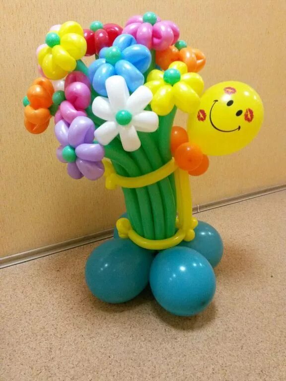 Из шаров на день рождения девочке. Букет из шаров. Фигуры из воздушных шаров. Подарок из воздушных шаров. Композиция из шаров на день рождения.