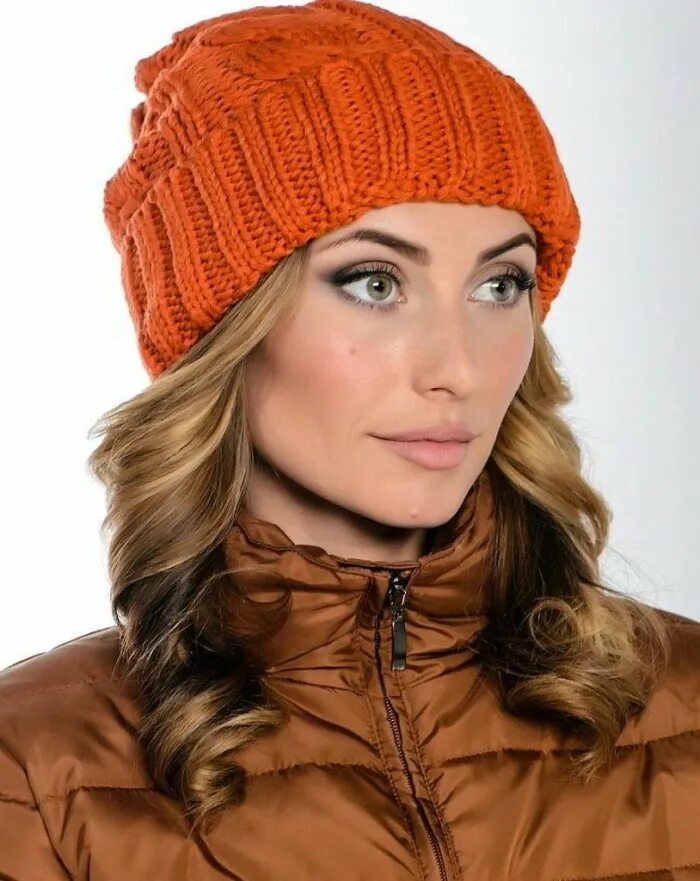 стильные образы с оранжевым пуховиком. шапка к оранжевому пуховику. пальто лисичка пеликан. Red fox спортивная шапка-бини. оранжевая куртка какая шапка.