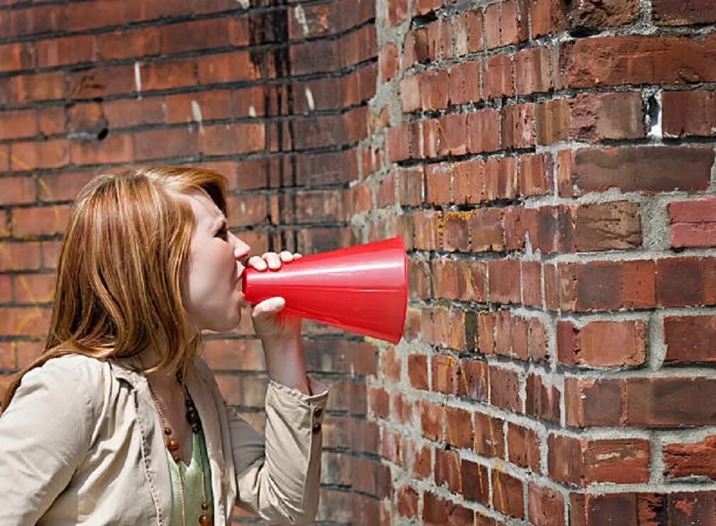 Well can talk. Говорит со стеной. Разговор со стеной. Человек разговаривает со стеной. Беседа со стеной.