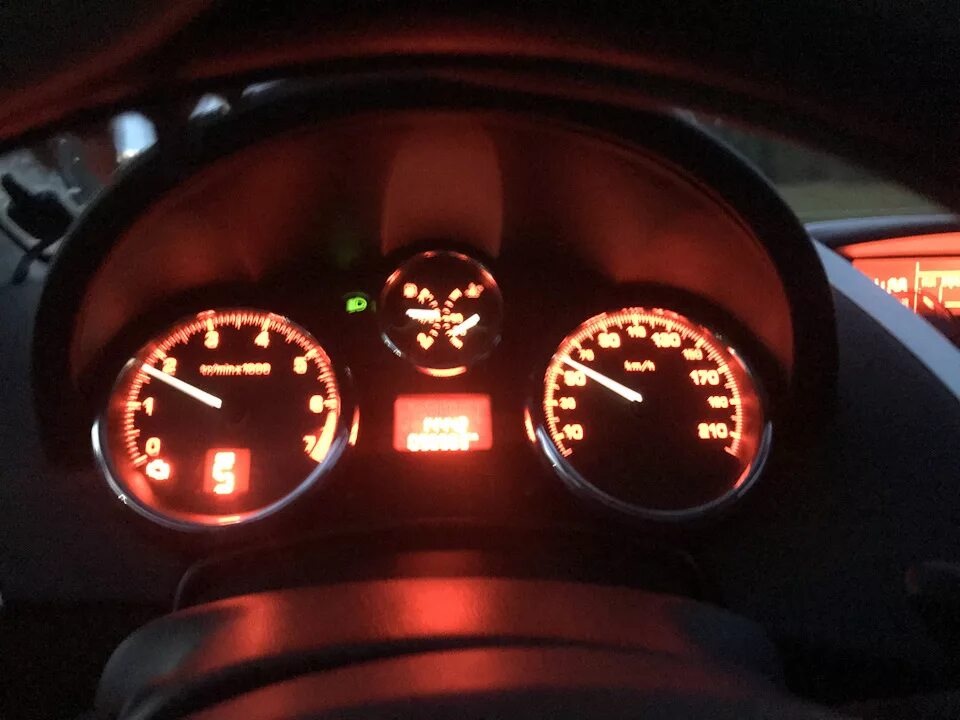 Пежо 207 горит. Пежо 207 табло.