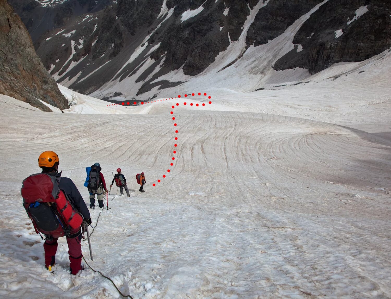 подготовка альпинистов. спуск туристов 5 4 км. ай-петри крым спуск. восхождение на западную вершину эльбруса с юга. подъем на горных лыжах в гору.