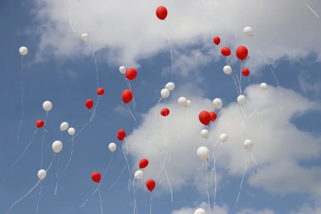 Видео красных шаров. Красные шары в небе. Красный шарик в небе. Белые шары в небе. Бело красные шары в небе.