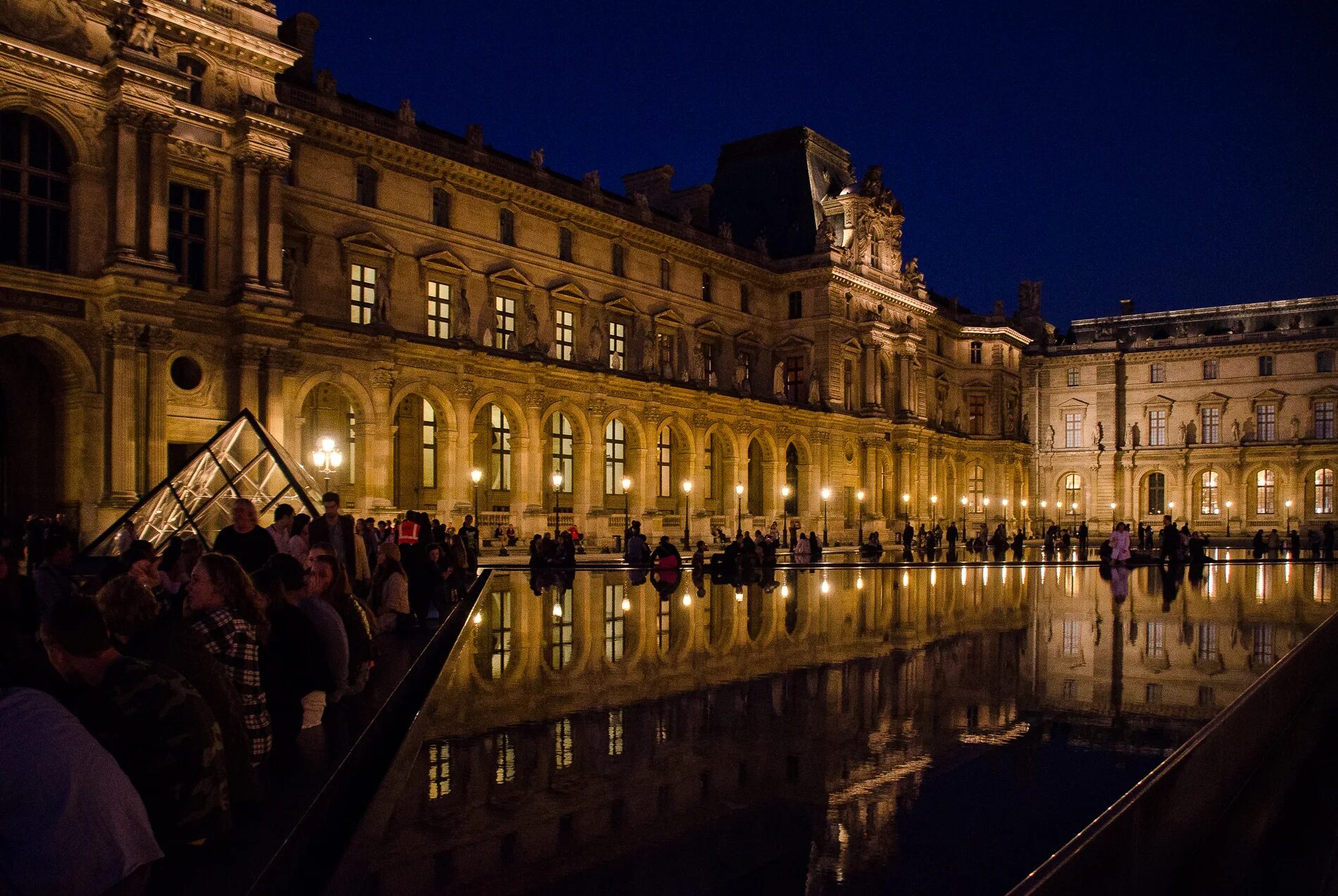 Пожар во франции собор парижской богоматери. Горит ли лувр. Собор парижской богоматери пожар. Париж собор парижской богоматери пожар. «студиум лувр».